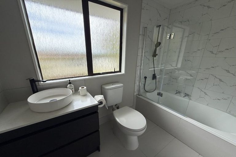 Photo of property in 2/14 Moxham Grove, Massey, Auckland, 0614