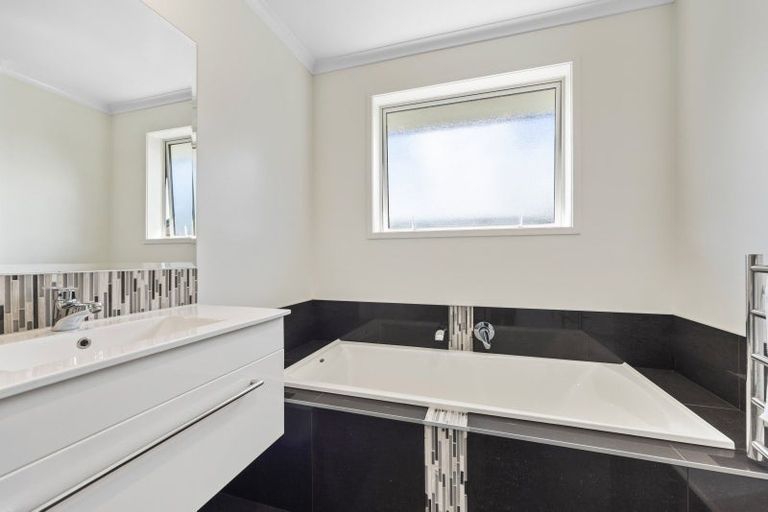 Photo of property in 19 Keene Drive, Bell Block, New Plymouth, 4312