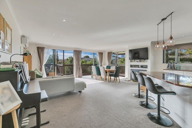 Photo of property in 16 Alma Street, Te Atatu South, Auckland, 0610