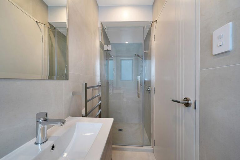 Photo of property in 4/107 Hobsonville Road, West Harbour, Auckland, 0618