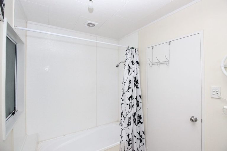 Photo of property in 2/450 Swanson Road, Ranui, Auckland, 0612