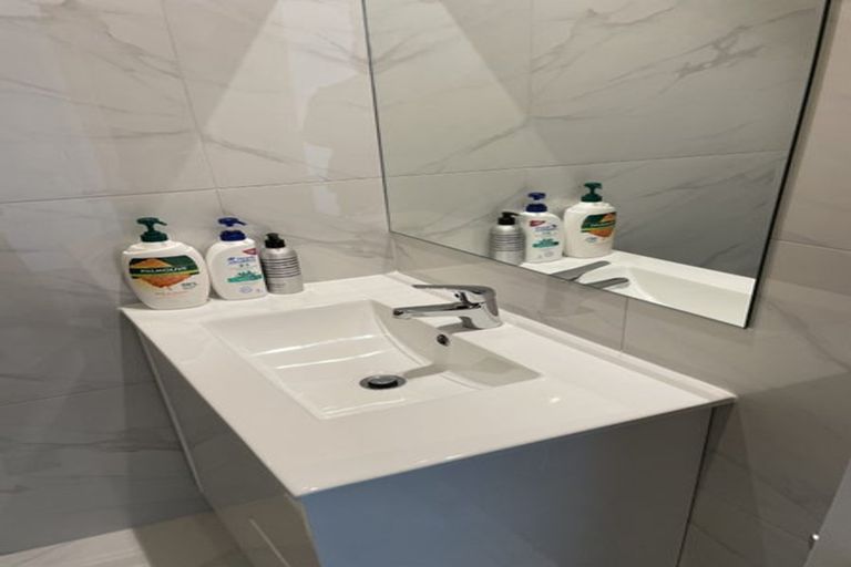 Photo of property in 2/13 Chilcott Road, Henderson, Auckland, 0612