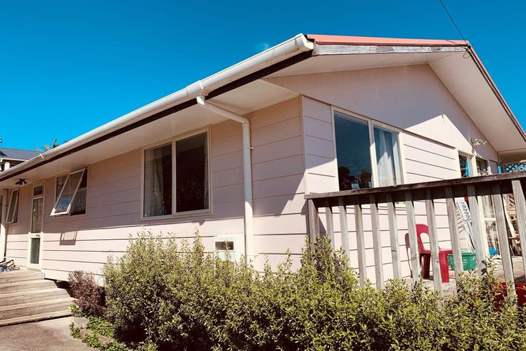 Photo of property in 10a Kiernan Place, Kelston, Auckland, 0602