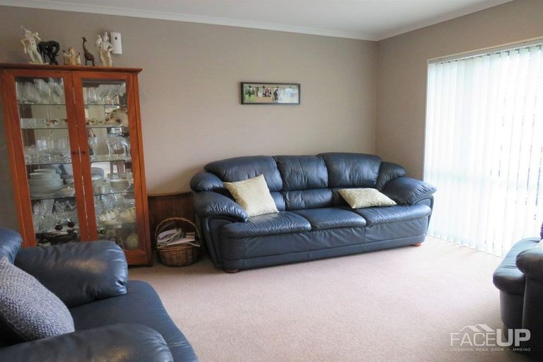 Photo of property in 22 Connemara Court, West Harbour, Auckland, 0618