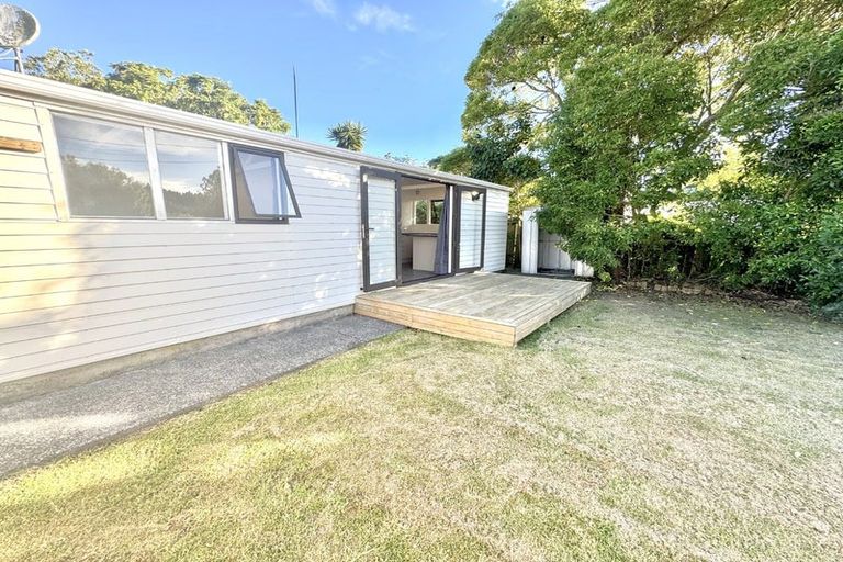 Photo of property in 52 Taipari Road, Te Atatu Peninsula, Auckland, 0610