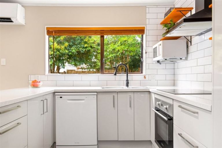 Photo of property in 2/123 Millbrook Road, Sunnyvale, Auckland, 0612