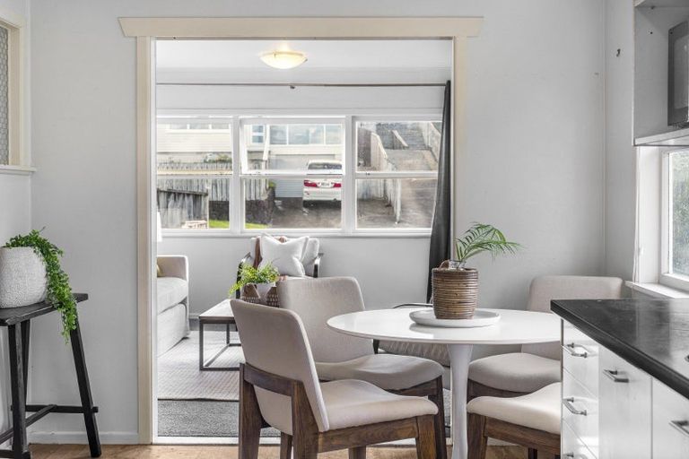 Photo of property in 1/5 Woodall Place, Totara Vale, Auckland, 0627