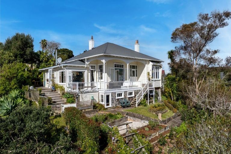 Photo of property in 9 Robertson Street, Russell, 0202