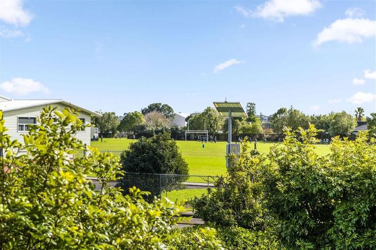 Photo of property in 4/15 Harbour View Road, Te Atatu Peninsula, Auckland, 0610