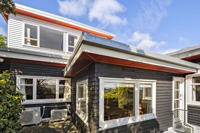 Photo of property in 70 Nevay Road, Karaka Bays, Wellington, 6022