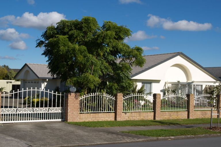 Photo of property in 60 West Fairway, Golflands, Auckland, 2013