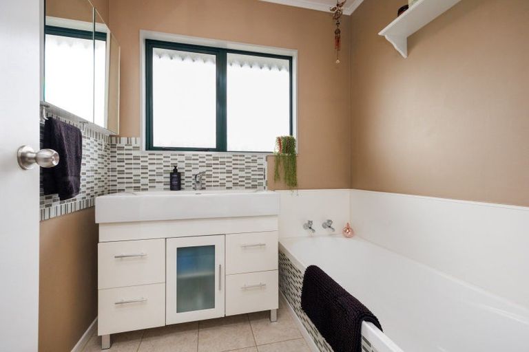 Photo of property in 23 Lydia Place, Kelvin Grove, Palmerston North, 4414