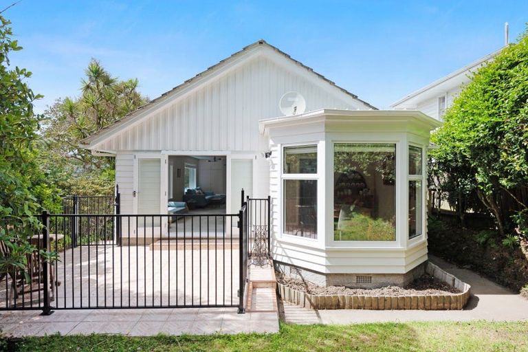 Photo of property in 48 Homewood Crescent, Karori, Wellington, 6012