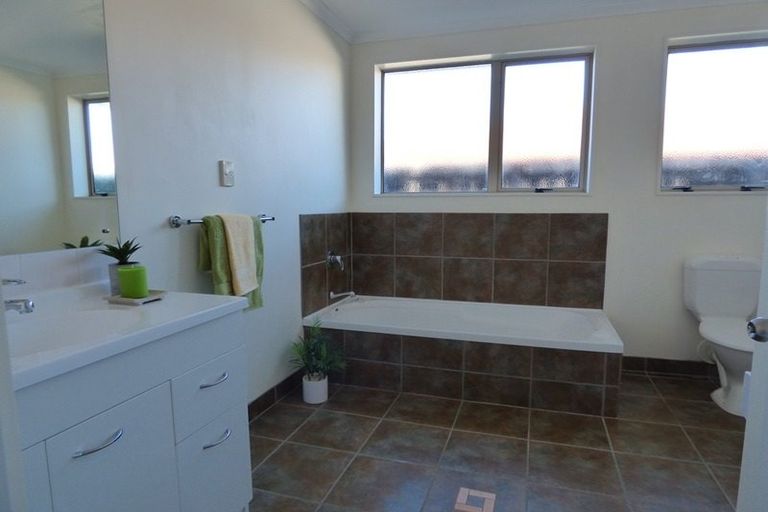 Photo of property in 21 Piriti Place, Weymouth, Auckland, 2103
