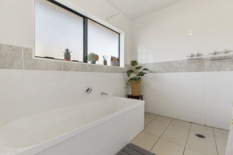 Photo of property in 3 Glenross Drive, Wattle Downs, Auckland, 2103