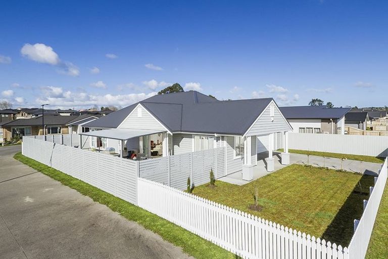 Photo of property in 18 Larmer Drive, Kumeu, 0810