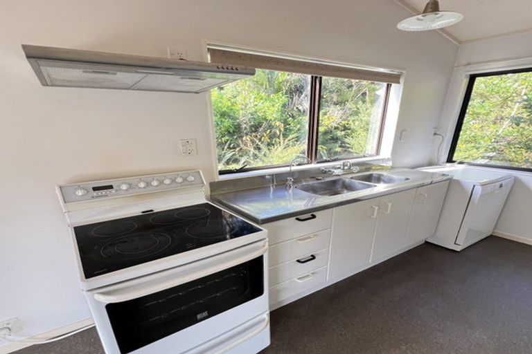 Photo of property in 89 Glenesk Road, Piha, New Lynn, 0772