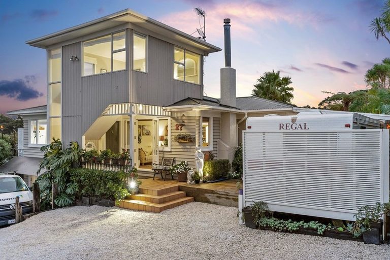 Photo of property in 1/27 Tui Glen Road, Birkenhead, Auckland, 0626