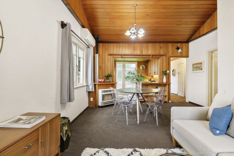 Photo of property in 1 Linwood Way, Island Bay, Wellington, 6023