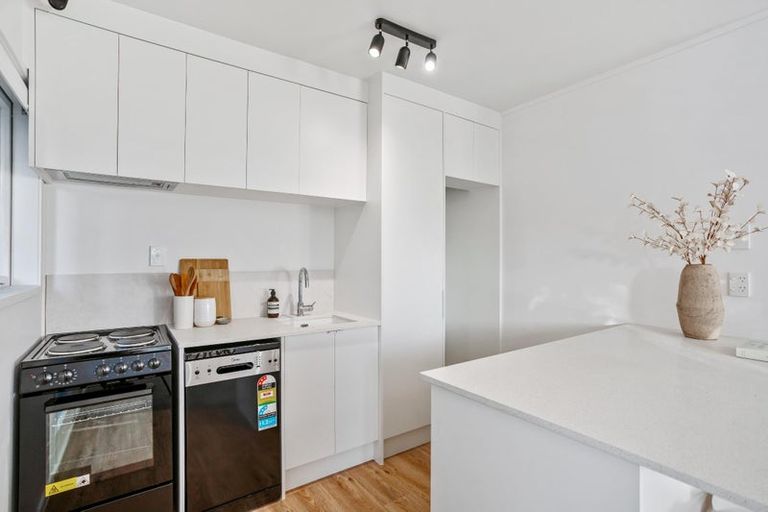 Photo of property in 28b Kathleen Street, Totara Vale, Auckland, 0627