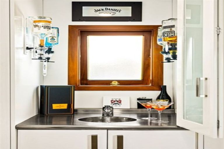 Photo of property in 2/4 The Esplanade, Castor Bay, Auckland, 0620