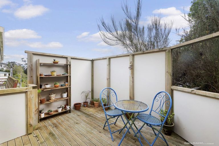 Photo of property in 27b Omega Street, Newlands, Wellington, 6037