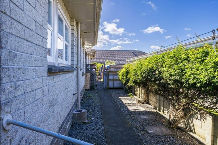 Photo of property in 2/210 Grove Road, Mayfair, Hastings, 4122