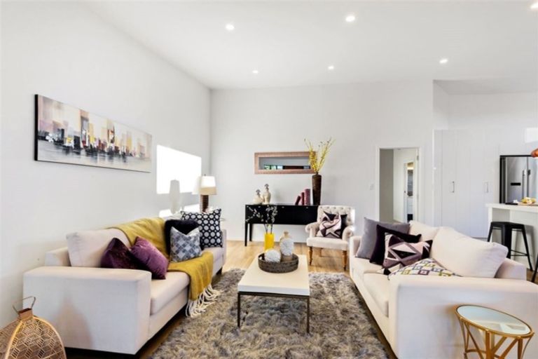 Photo of property in 2/23 Montgomery Avenue, Rothesay Bay, Auckland, 0630