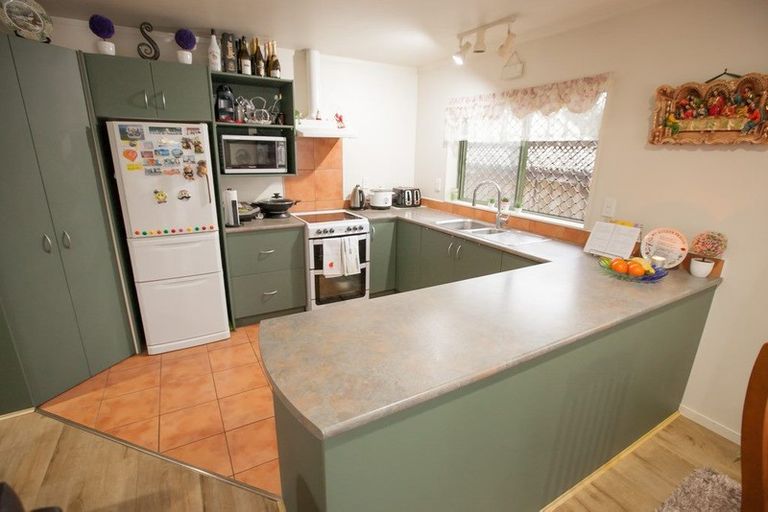 Photo of property in 3a Benton Place, Manurewa, Auckland, 2102