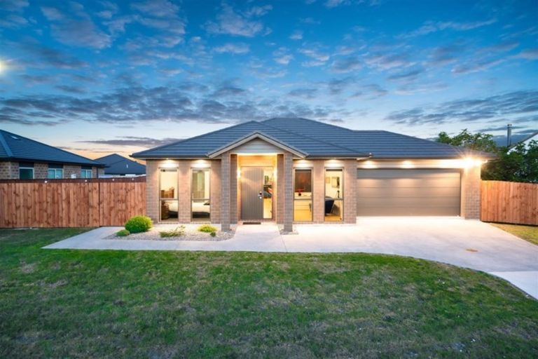 Photo of property in 16 Kauri Drive, Waiuku, 2123