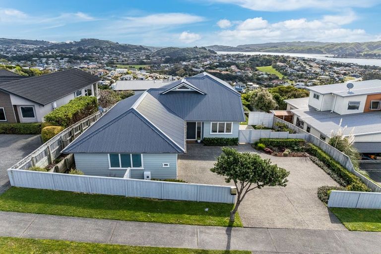 Photo of property in 135 Endeavour Drive, Whitby, Porirua, 5024