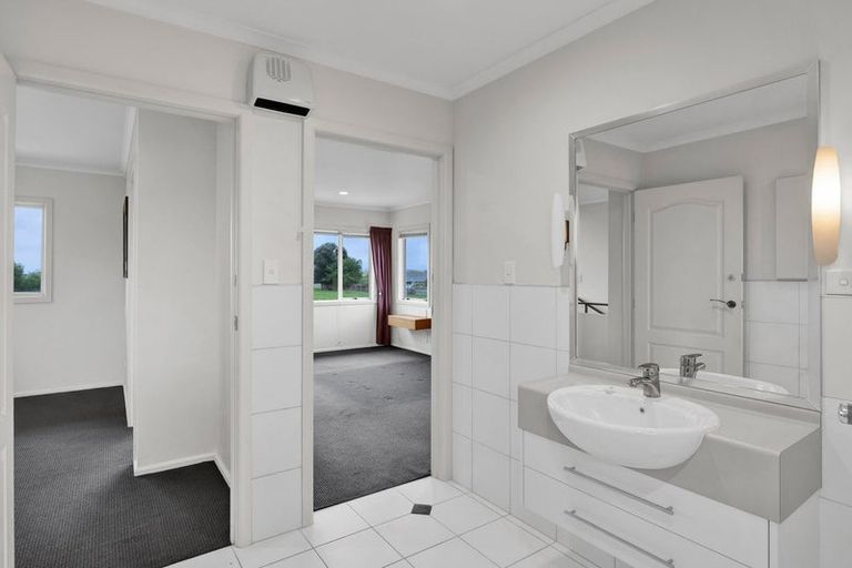 Photo of property in 8 Edna Wills Place, Hawera, 4610