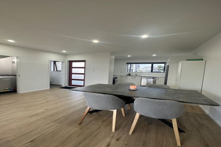 Photo of property in 33 Eileen Newey Place, Henderson, Auckland, 0612