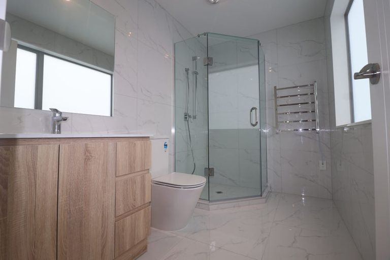 Photo of property in 2a Crystal Avenue, Te Atatu South, Auckland, 0602