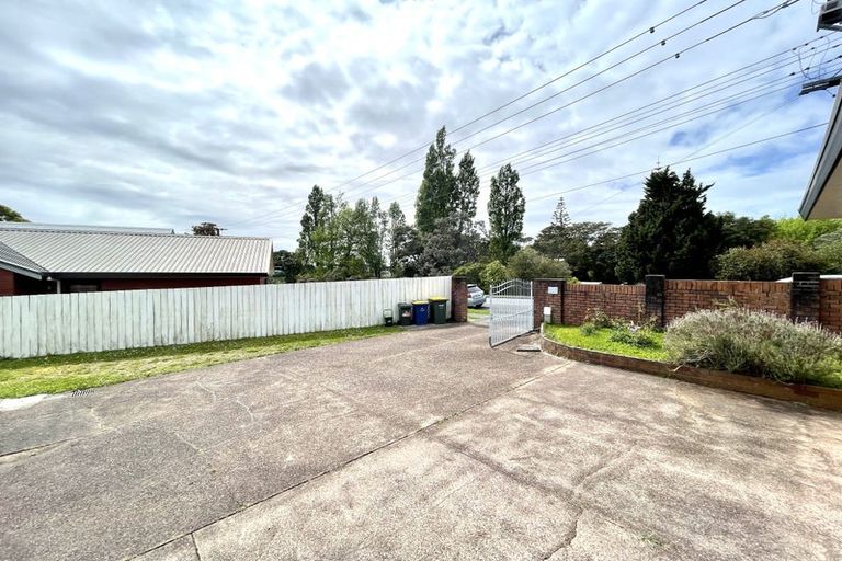 Photo of property in 5 Avonleigh Road, Green Bay, Auckland, 0604