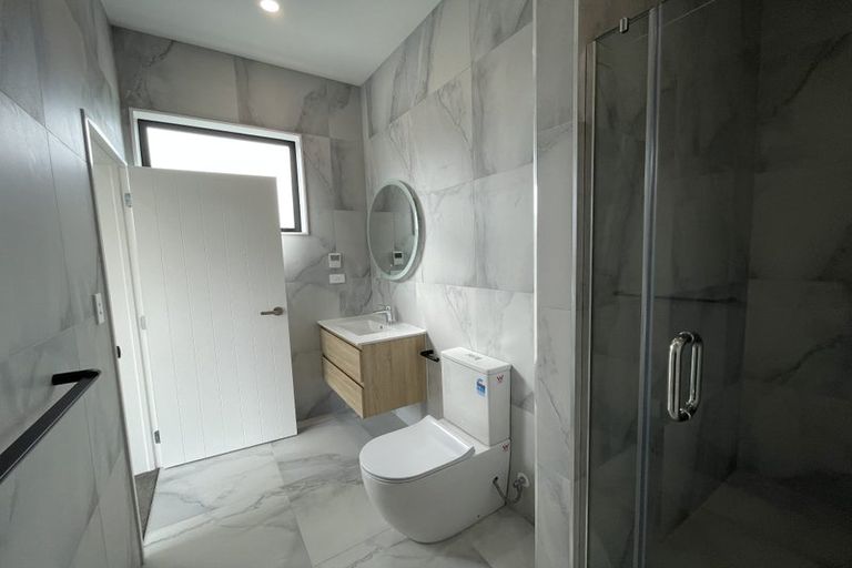 Photo of property in 5a Merton Avenue, Glenfield, Auckland, 0627