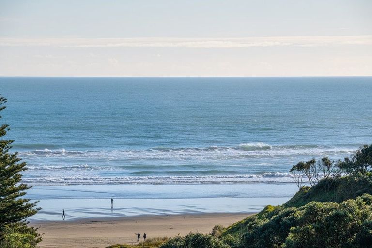 Photo of property in 10 Waitea Road, Muriwai, Waimauku, 0881