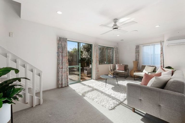 Photo of property in 2/2 School Road, Belmont, Auckland, 0622