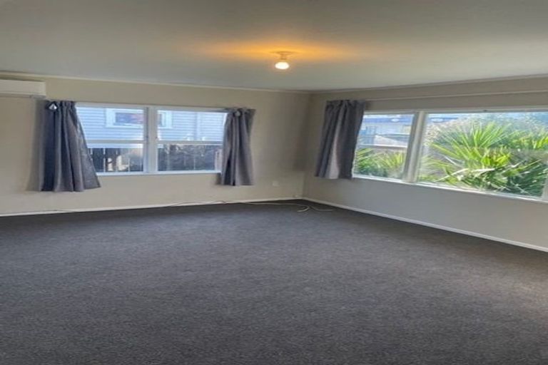 Photo of property in 2/468 Swanson Road, Ranui, Auckland, 0612
