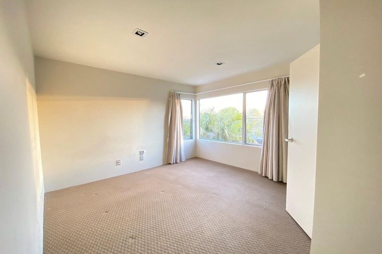 Photo of property in 3 Harrowglen Drive, Northcross, Auckland, 0632