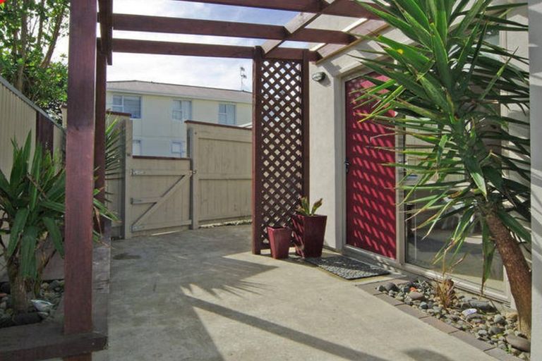 Photo of property in 2/131 Queens Drive, Lyall Bay, Wellington, 6022