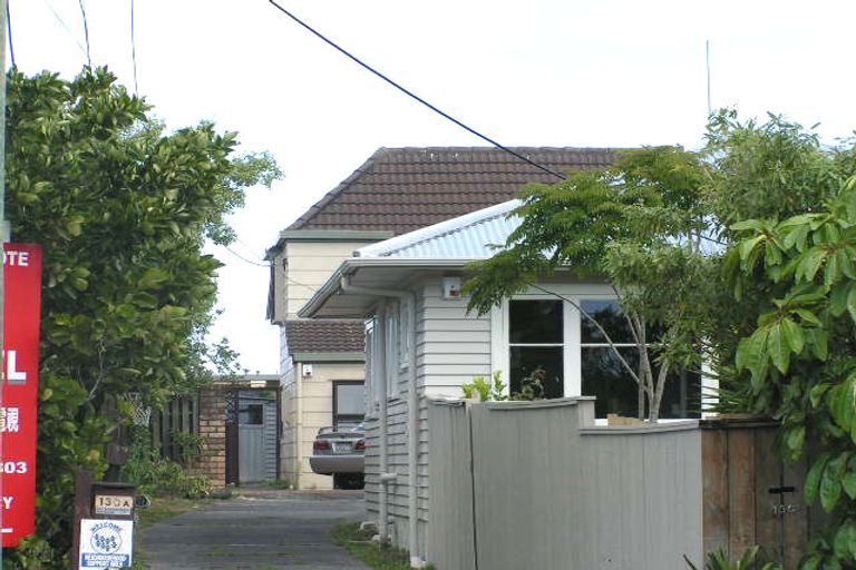 Photo of property in 2/130 Onewa Road, Northcote, Auckland, 0627