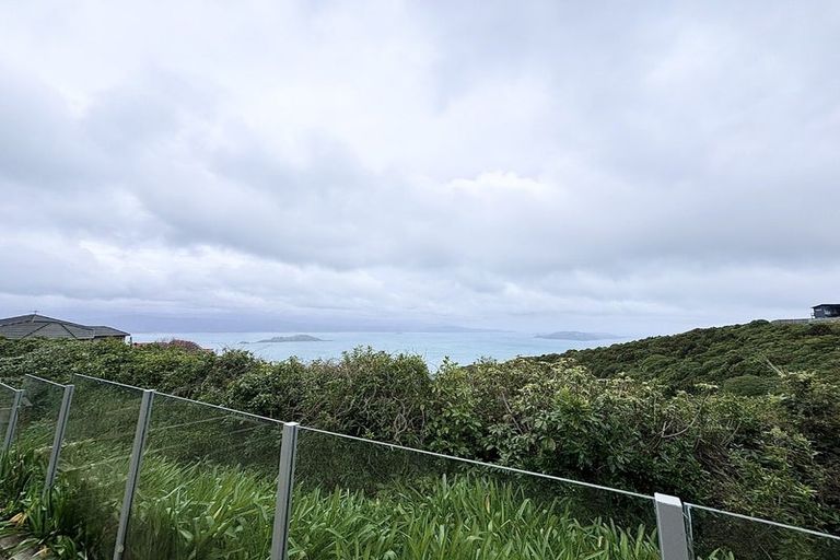 Photo of property in 24 Dress Circle, Newlands, Wellington, 6037