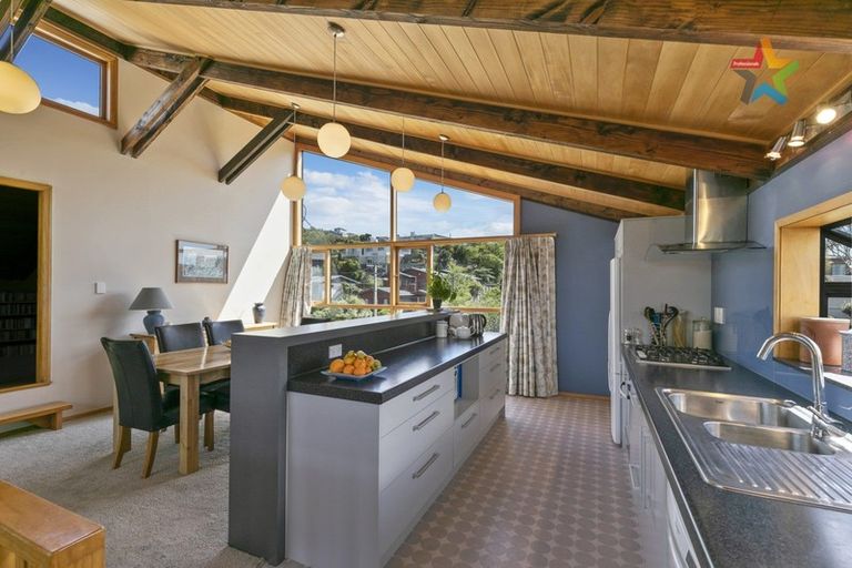 Photo of property in 7 Pekanga Road, Normandale, Lower Hutt, 5010