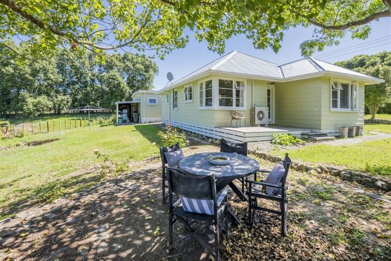 Photo of property in 75 Muhunoa Road West, Ohau, Levin, 5570