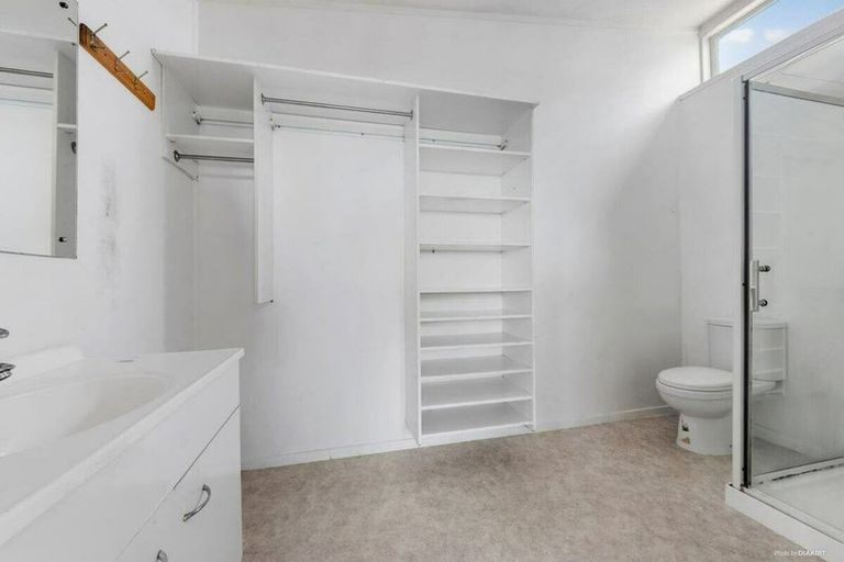 Photo of property in 15 Target Road, Totara Vale, Auckland, 0629