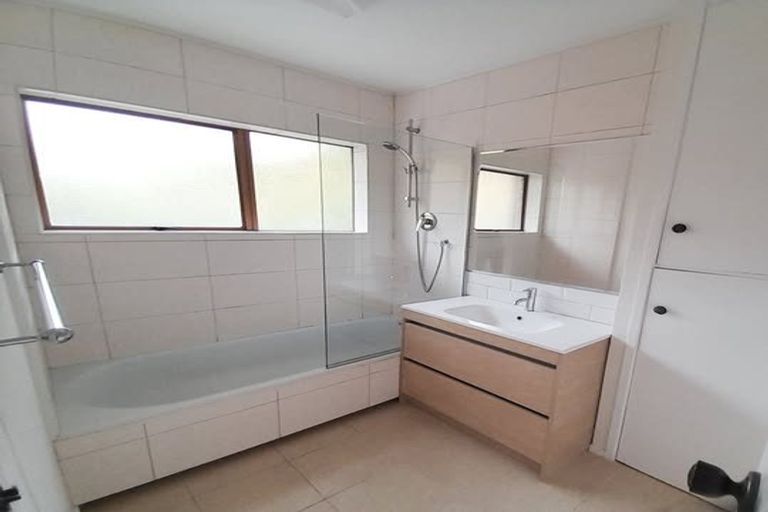 Photo of property in 4/19 Chequers Avenue, Glenfield, Auckland, 0629