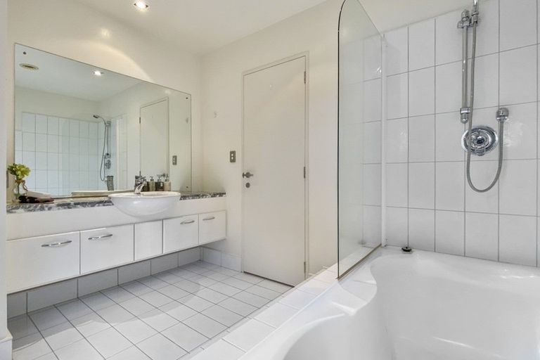 Photo of property in 2/43 Princes Street, Northcote Point, Auckland, 0627