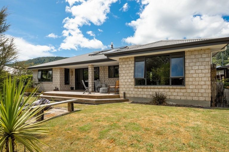 Photo of property in 12 Weka Place, Picton, 7220