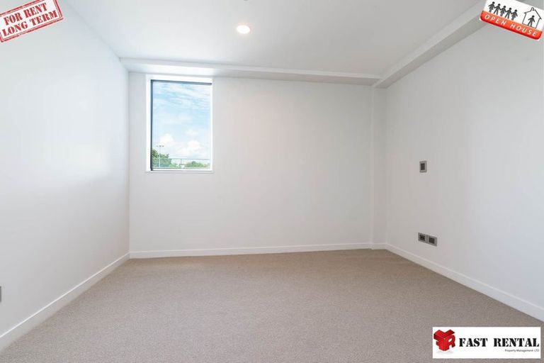 Photo of property in 18 Sumich Place, West Harbour, Auckland, 0618